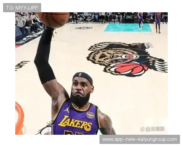 湖人关键回合抢断,反击扣篮点燃 湖人关键回合抢断,反击扣篮点燃